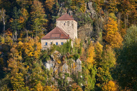 Gemeinde Obernzell Landkreis Passau Erlau Blick nach Esternberg (A) Burg Krempelstein (Dirschl Johann) Deutschland PA